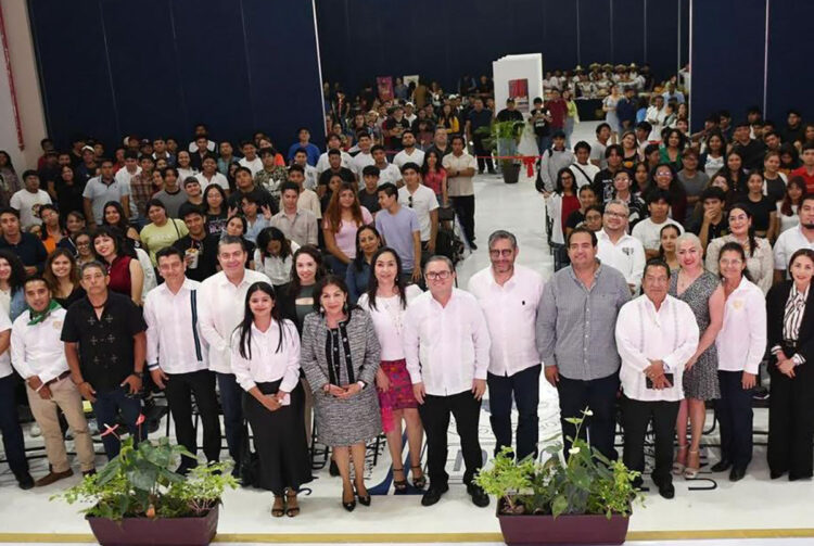 Estudiantes participaron en la Muestra Cultural Internacional de la UNACH