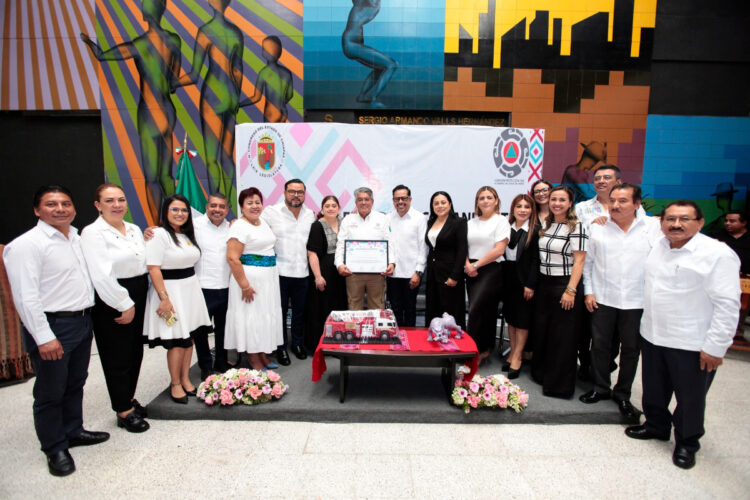 Congreso entrega reconocimiento a Víctor Amezcua Vázquez