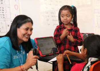 Donantes de Unicef realizan visita a Escuelas Primarias Bilingües de Chiapas