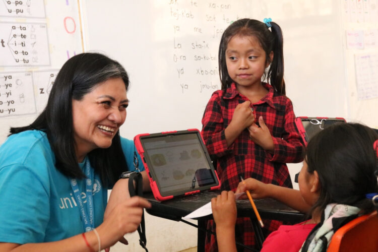Donantes de Unicef realizan visita a Escuelas Primarias Bilingües de Chiapas