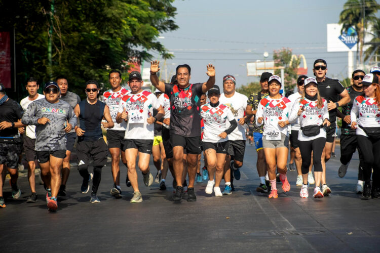 Con alegría y entusiasmo, Eduardo Ramírez corre por la paz junto a más de 15 mil personas