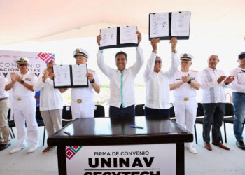 Eduardo Ramírez atestigua firma de convenio entre el Cecytech y la Uninav de la Secretaría de Marina
