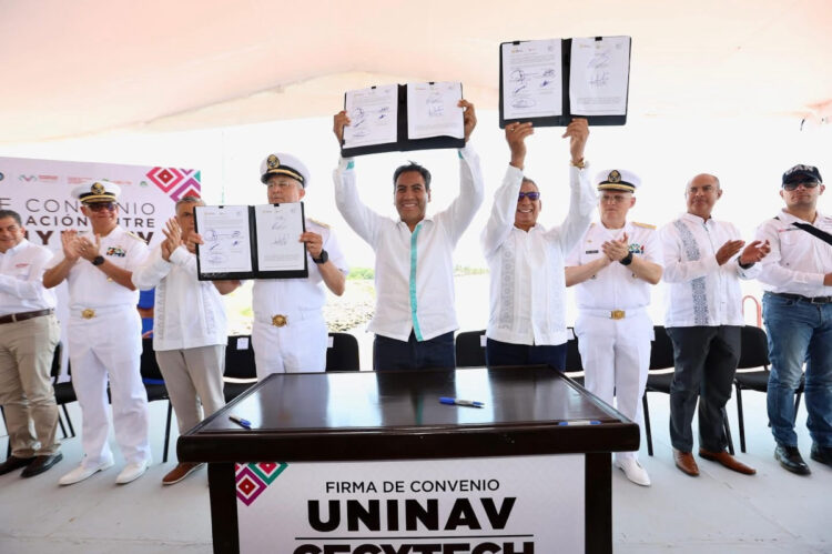 Eduardo Ramírez atestigua firma de convenio entre el Cecytech y la Uninav de la Secretaría de Marina