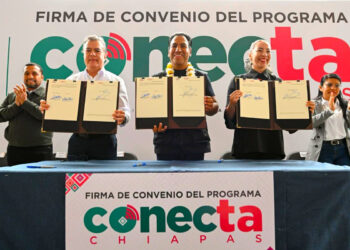 Eduardo Ramírez entrega chips del programa Conecta Chiapas a estudiantes del Tecnológico de Cintalapa