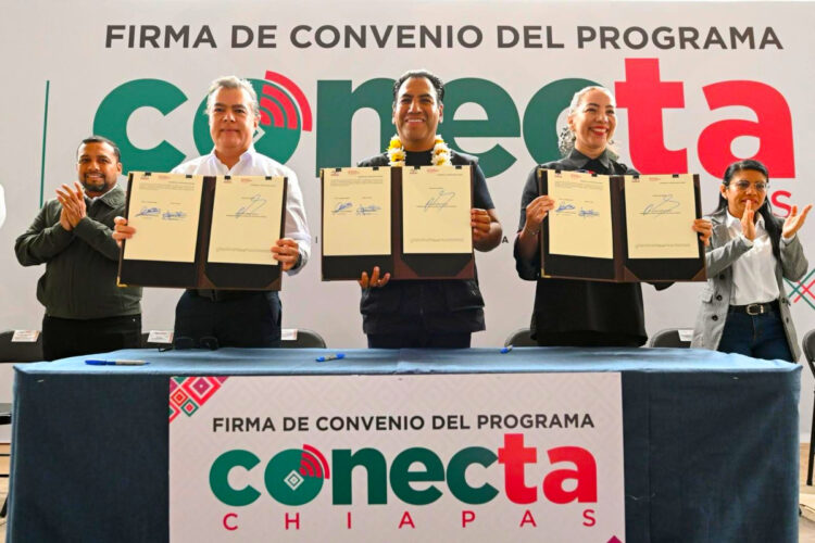 Eduardo Ramírez entrega chips del programa Conecta Chiapas a estudiantes del Tecnológico de Cintalapa