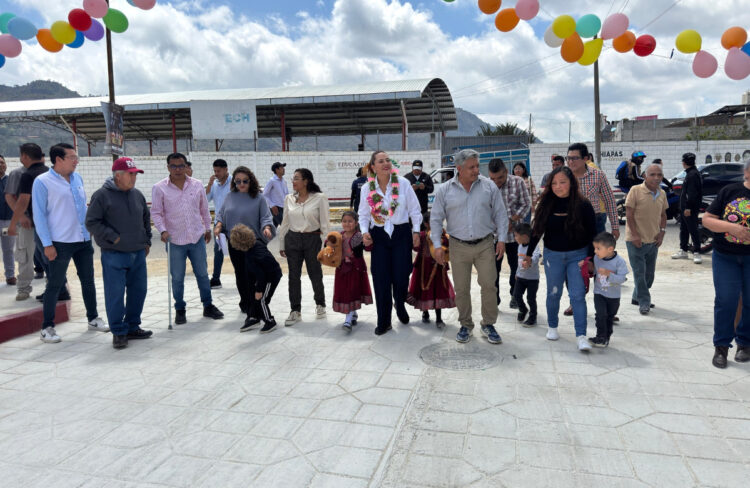 Inaugura Fabiola Ricci la Tercera Cerrada del Campo Aéreo del barrio de María Auxiliadora