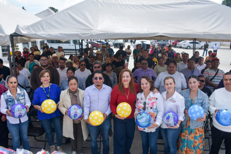 Entrega Fabiola Ricci cerca de 10 mil pelotas a días del Día del Niño en SCLC