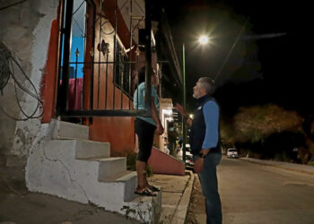 Reactiva Angel Torres luminarias en colonia Francisco I. Madero, en Tuxtla