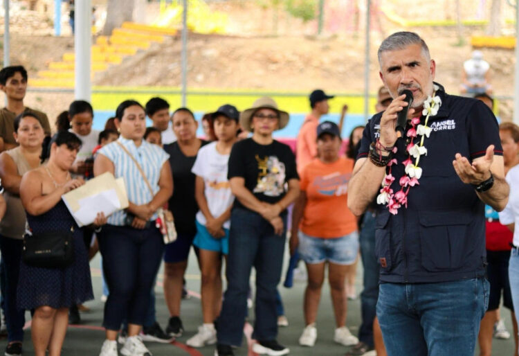 Vecinos y Ayuntamiento rehabilitan parques en Tuxtla