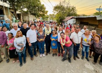 Entrega Ángel Torres tinacos y láminas a habitantes de dos colonias