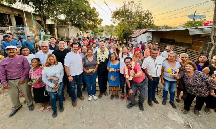 Entrega Ángel Torres tinacos y láminas a habitantes de dos colonias