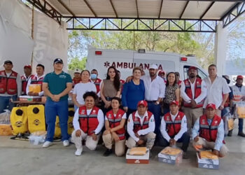 Entrega de uniformes y kits para el combate de incendios en Ocozocoautla