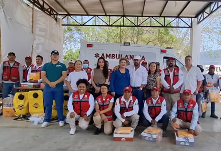 Entrega de uniformes y kits para el combate de incendios en Ocozocoautla