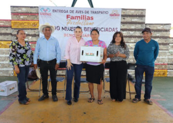 Valeria Rosales entrega aves de traspatio en Benito Juárez