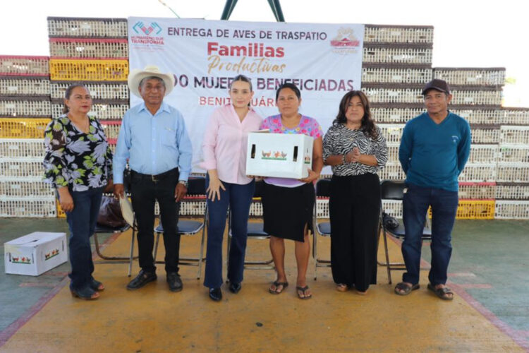 Valeria Rosales entrega aves de traspatio en Benito Juárez
