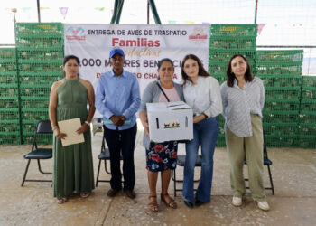 Valeria Rosales entrega aves de traspatio en Chanona