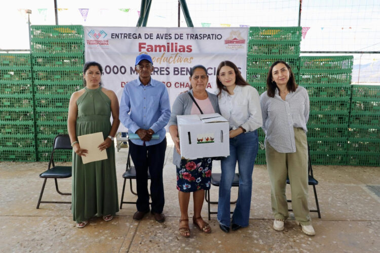 Valeria Rosales entrega aves de traspatio en Chanona
