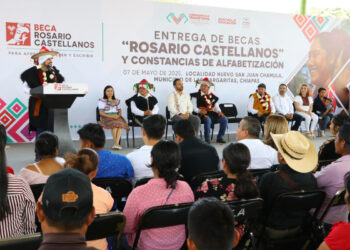 Entregan becas y constancias a los primeros egresados de Chiapas Puede