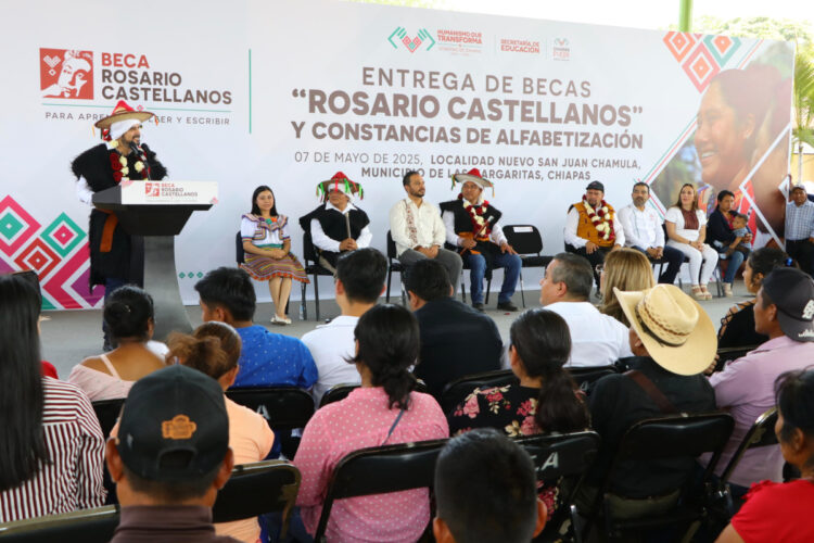 Entregan becas y constancias a los primeros egresados de Chiapas Puede