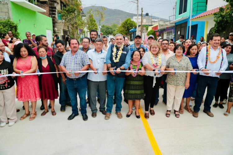Inaugura Angel Torres pavimentación de la calle Jaspe en Jardines del Pedregal