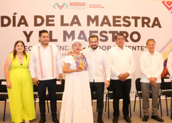 Gobierno de Chiapas reconoce trayectoria de 60 docentes en el ‘Día de la Maestra y el Maestro’