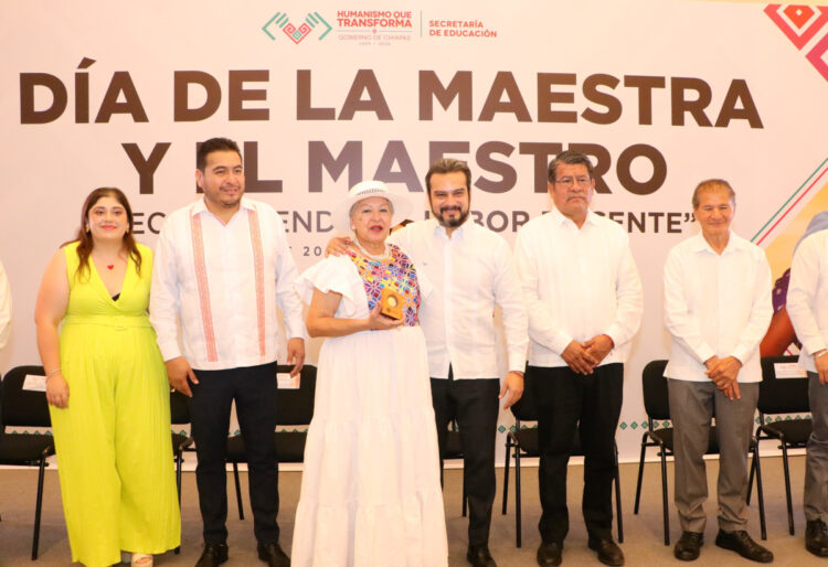 Gobierno de Chiapas reconoce trayectoria de 60 docentes en el ‘Día de la Maestra y el Maestro’