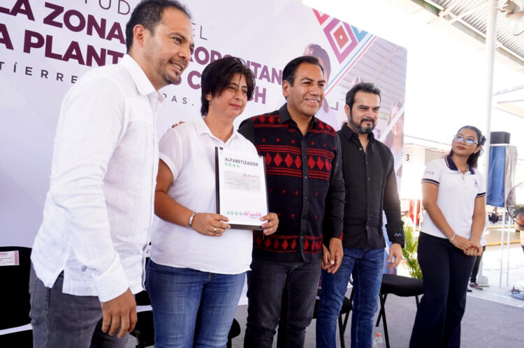 Eduardo Ramírez visita círculos de estudio de Chiapas Puede y entrega equipamiento al Cobach