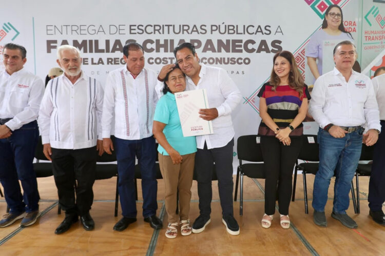 Eduardo Ramírez entrega escrituras públicas a familias de la región Costa-Soconusco