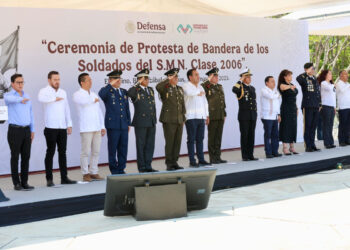 Eduardo Ramírez asistió a ceremonia de toma de protesta de bandera de los soldados del SMN de la Clase 2006