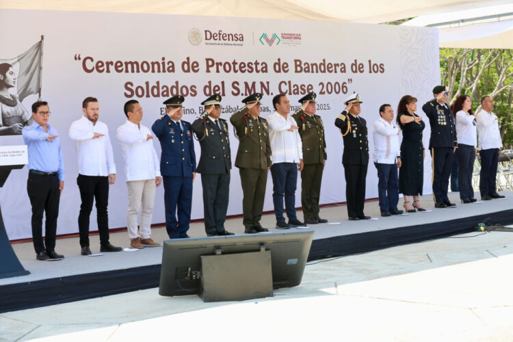 Eduardo Ramírez asistió a ceremonia de toma de protesta de bandera de los soldados del SMN de la Clase 2006