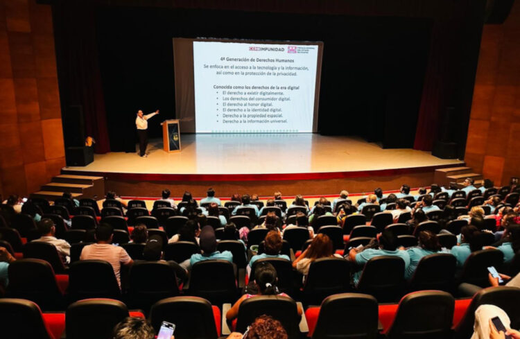 Presenta Fiscalía de Derechos Humanos plática sobre Violencia Digital a personal de la Unicach