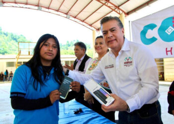 Entrega Paco Chacón apoyos de Conecta Chiapas a estudiantes de Chalchihuitán