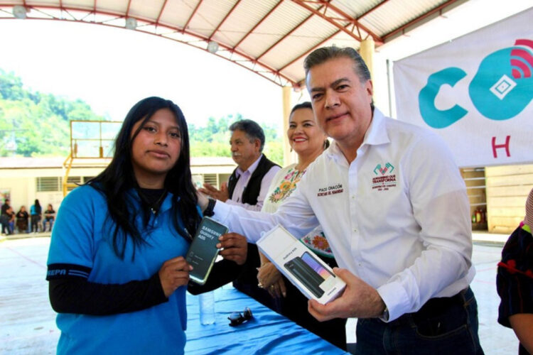 Entrega Paco Chacón apoyos de Conecta Chiapas a estudiantes de Chalchihuitán