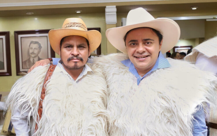 Presidente del PJE recibe a autoridades de San Juan Chamula y honra sus tradiciones