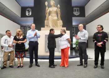 Entrega Juan Carlos Moreno Guillén la primera Medalla de Honor al Mérito Judicial “Laura Martínez Chanona”