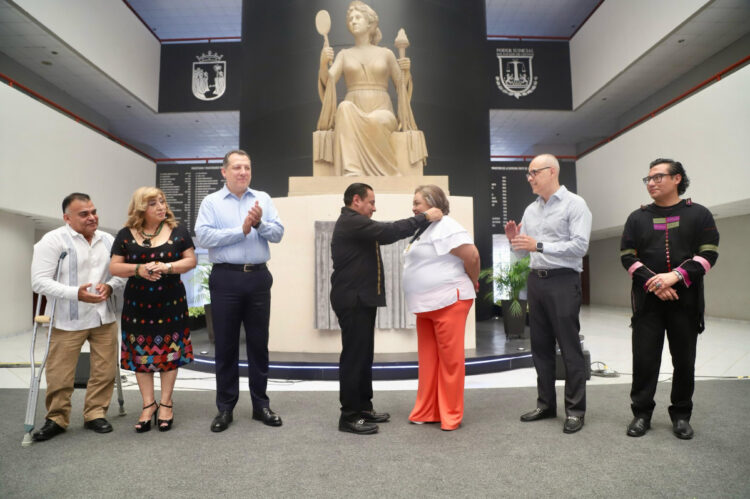 Entrega Juan Carlos Moreno Guillén la primera Medalla de Honor al Mérito Judicial “Laura Martínez Chanona”