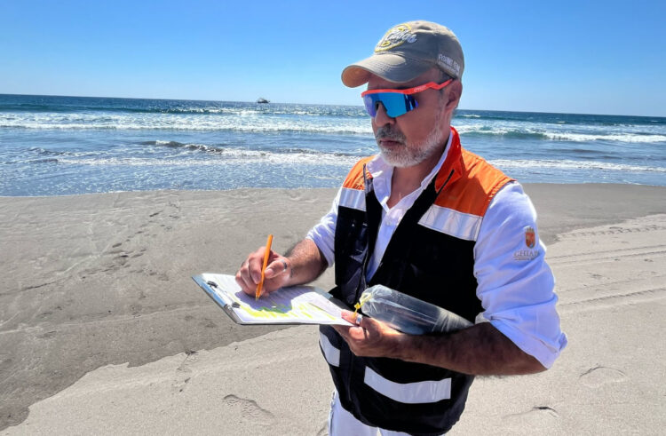 Salud establece veda sanitaria en Bahía de Paredón, por marea roja