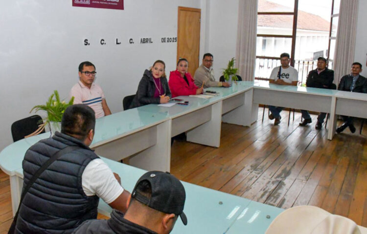 Se reúne alcaldesa Fabiola Ricci con autoridades de la comunidad El Escalón