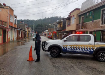 Policía y Tránsito Municipal atienden cierres parciales de calles afectadas por lluvias en SCLC
