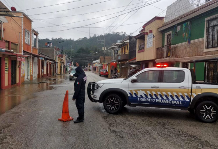 Policía y Tránsito Municipal atienden cierres parciales de calles afectadas por lluvias en SCLC