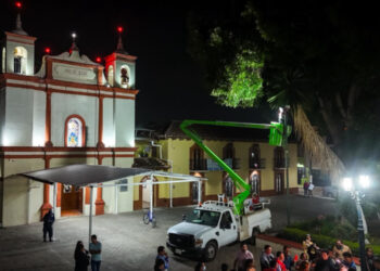 Rehabilitan alumbrado en la plazuela del Barrio de San Ramón