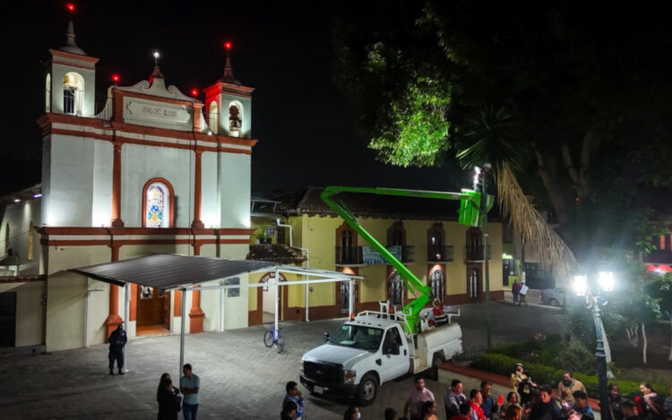 Rehabilitan alumbrado en la plazuela del Barrio de San Ramón
