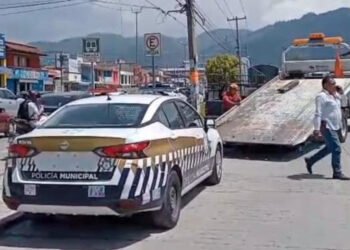 Infraccionan a patrulla oficial de Zinacantán por estacionarse en zona prohibida en San Cristóbal