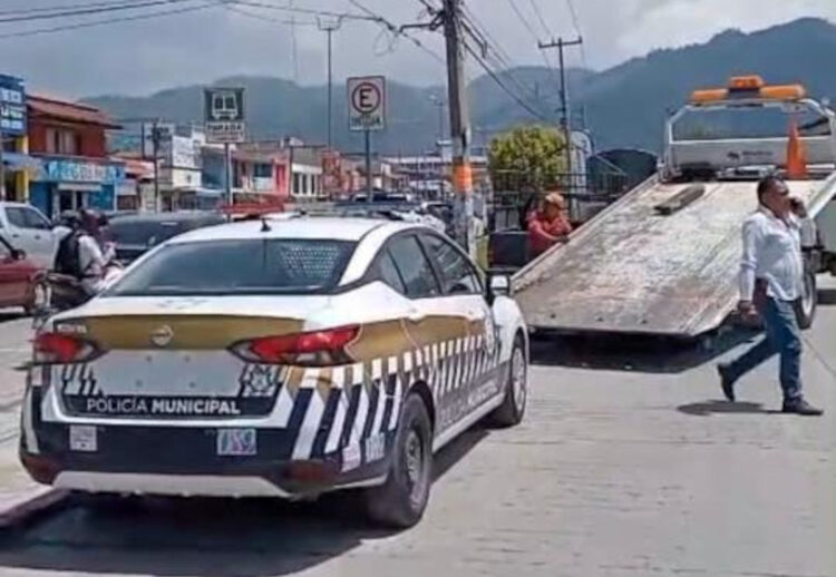 Infraccionan a patrulla oficial de Zinacantán por estacionarse en zona prohibida en San Cristóbal