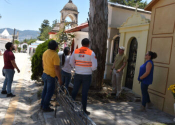 Atienden el arbolado en el Panteón Municipal para proteger a la ciudadanía