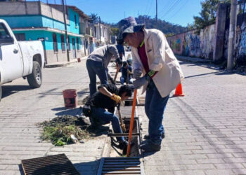 Rehabilitan rejillas para mejorar la seguridad vial en San Cristóbal