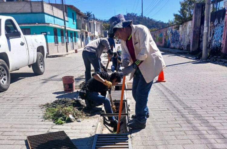 Rehabilitan rejillas para mejorar la seguridad vial en San Cristóbal