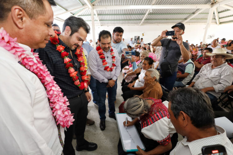 Secretario de Educación y director del Icheja entregan Beca ‘Rosario Castellanos’ a 189 personas en Chiapa de Corzo