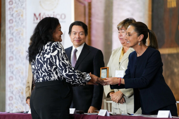 Claudia Sheinbaum anuncia incremento salarial del 9% retroactivo a enero, en reconocimiento a maestros