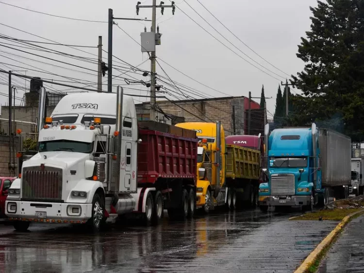 SICT otorga prórroga a autotransportistas para cumplir con verificación